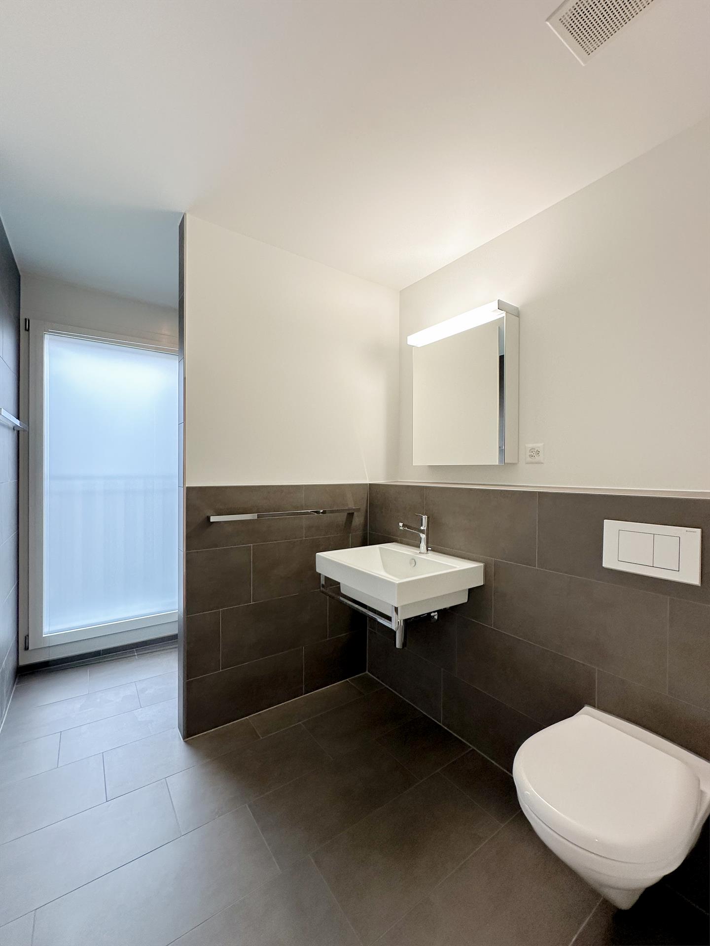 Badezimmer mit Dusche und WC