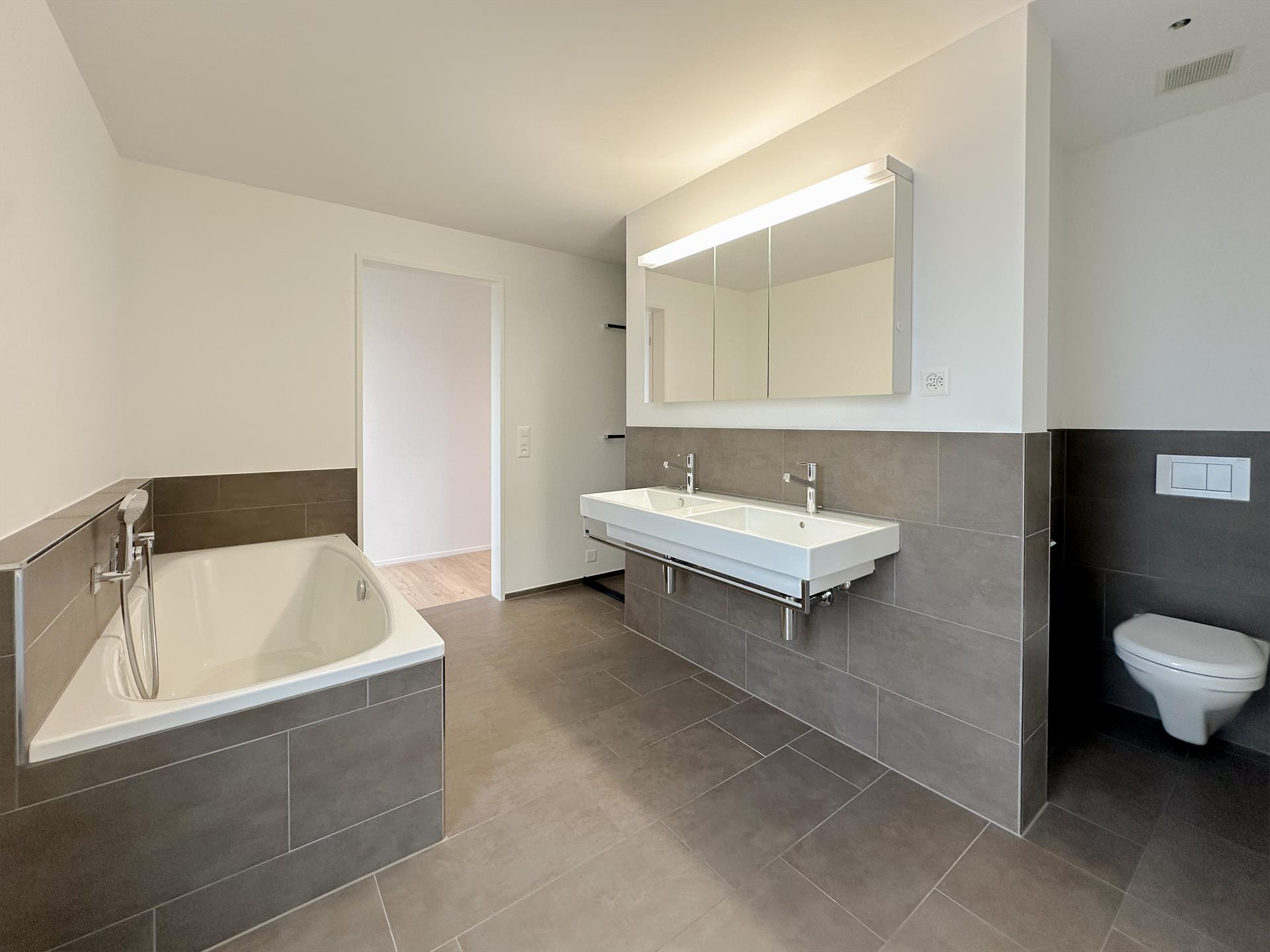 Bad en Suite mit Dusche, Badewanne und WC