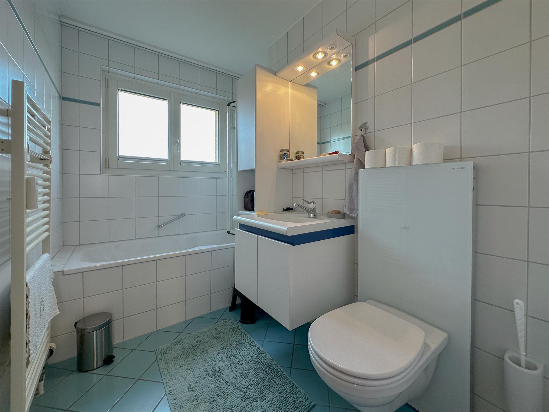 Badezimmer mit Badewanne und WC