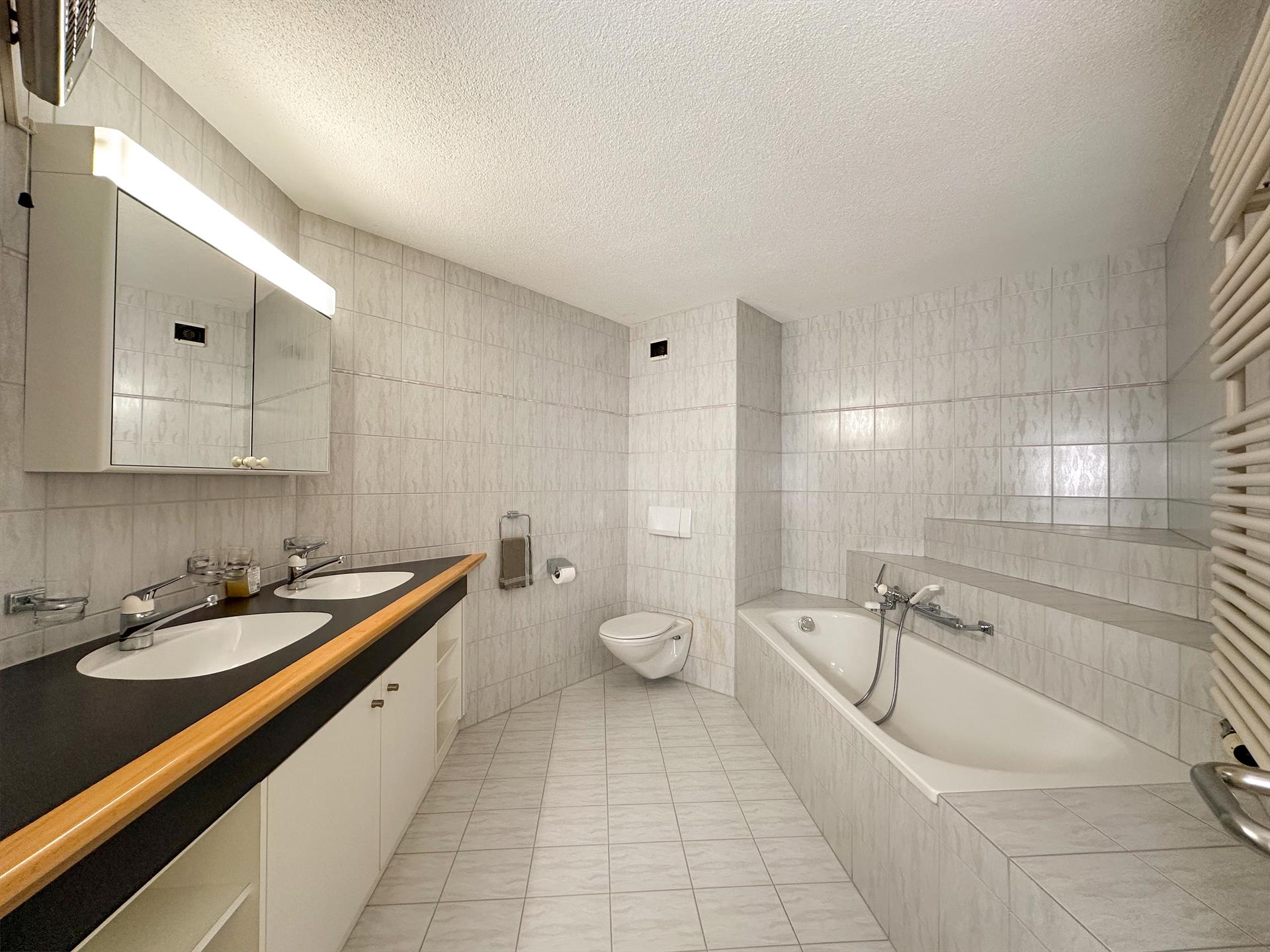 Badezimmer mit Badewanne
